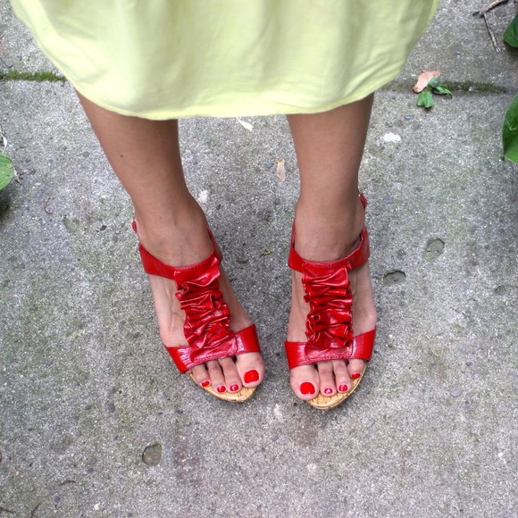 SOLD in bundle - Red Bakers Ruffled Wedges - Picture 4 of 4
