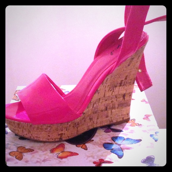 👠Pink patent wedges