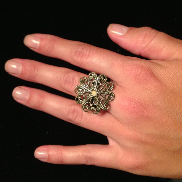 Buy 2 Get 3 FREE! Vintage heart ring - Picture 1 of 2