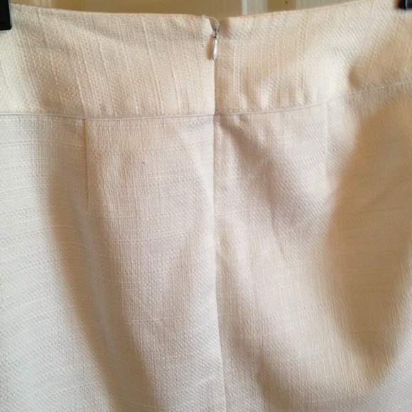 Beautiful white skirt - Picture 2 of 3