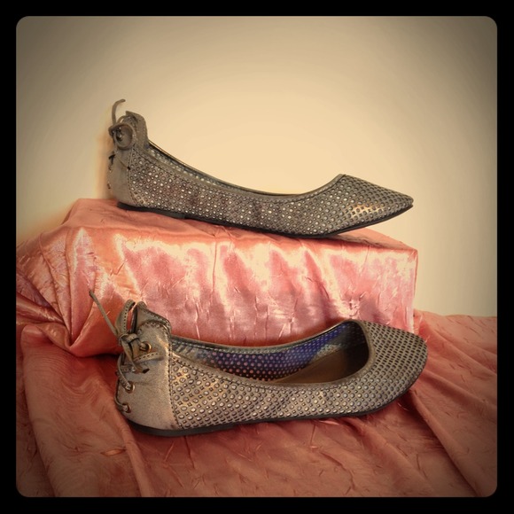 ****SOLD****Sliver, real leather, metallic, flats