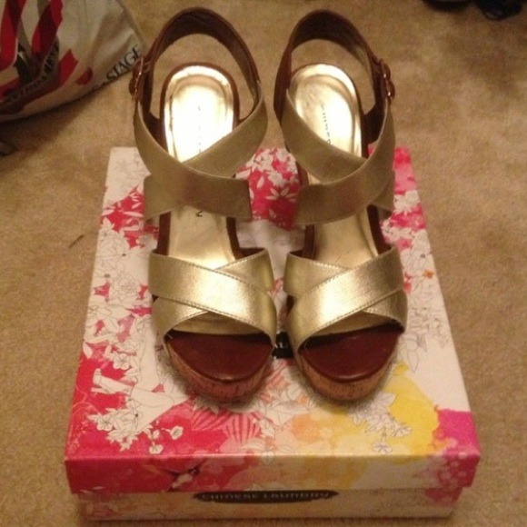 NWOT Chinese Laundry gold sandals - Picture 2 of 2
