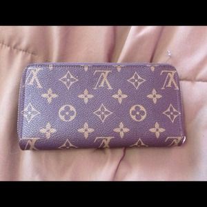 💢REDUCED💢💗LV wallet