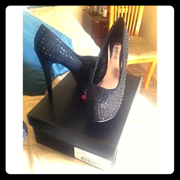 Black Pumps