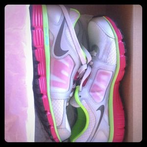 NWT Nike Women's Dual Fusion ST2 Running Shoes!!