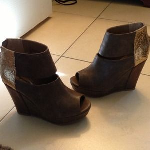Brown leather wedges with gold glitter back⚠