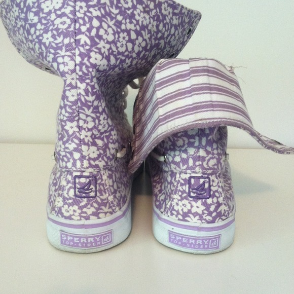 ❗️SOLD IN BUNDLE❗️Sperry Purple Floral Hi-Low Tops - Picture 3 of 4