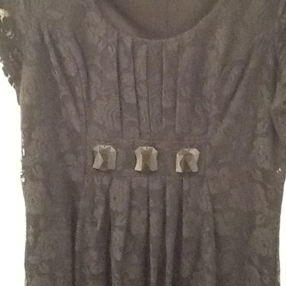Dress black has  flowery lace 3 black diamonds