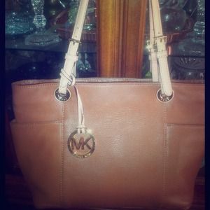 Reserved for @fattybear. Michael Kors Jet Set Tote