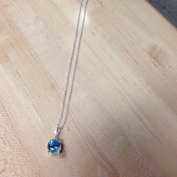 A necklace that is really cute - Picture 2 of 3