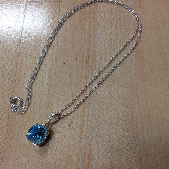 A necklace that is really cute - Picture 3 of 3