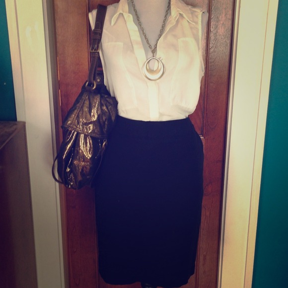 Black pencil skirt with pockets
