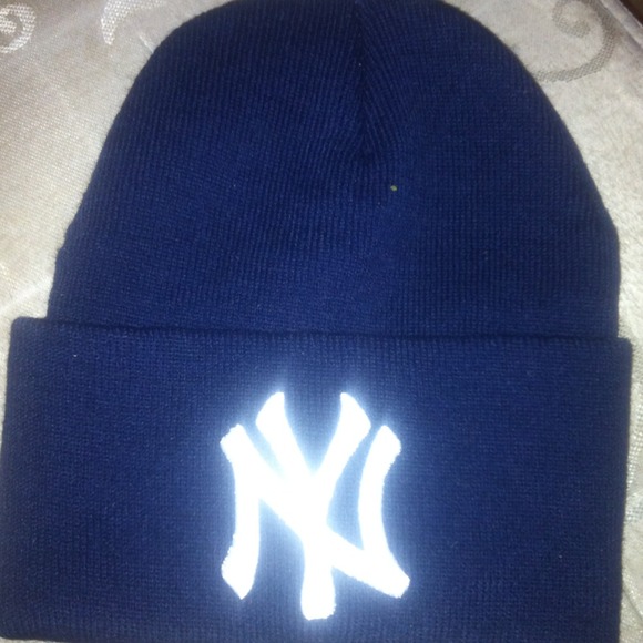 Dark blue New York beanie