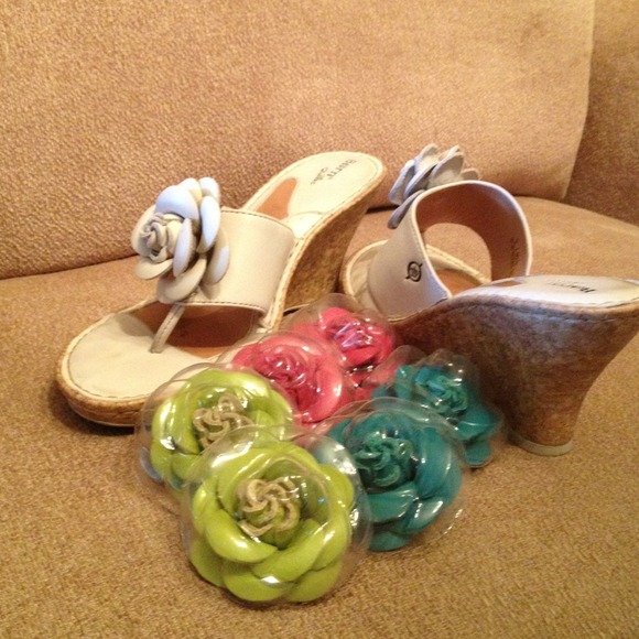 Born Thong Wedge w Flower Appliqués