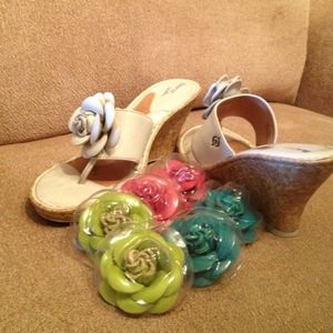Born Thong Wedge w Flower Appliqués