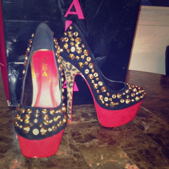 ✂️Price ✂️Alba  Christian 👠w/gold spiked pumps ✨