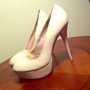 Great nude heels!!! sz7 One very small smudge mark
