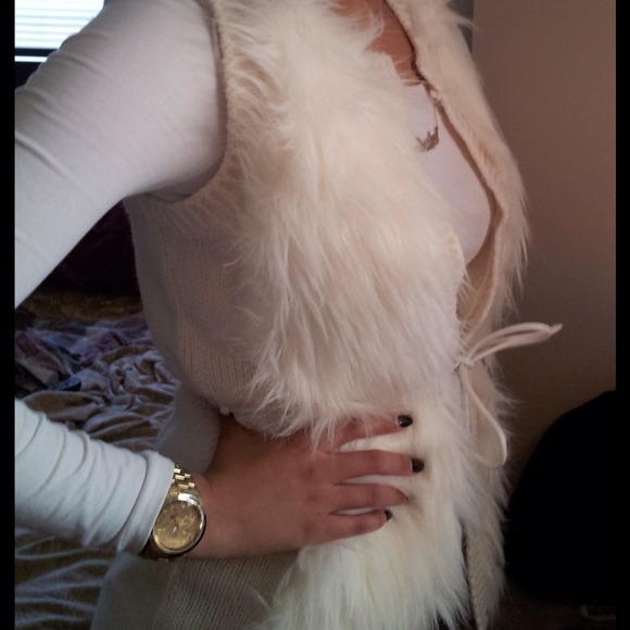 ****SOLD*****H&M Off White faux Fur Vest!!