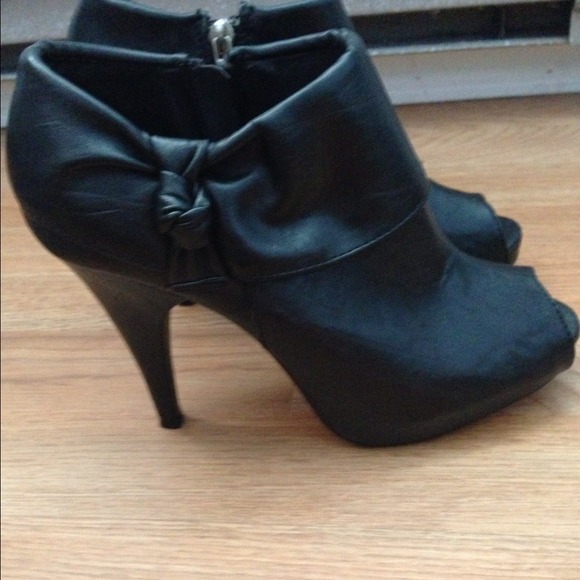 Black leather bootie