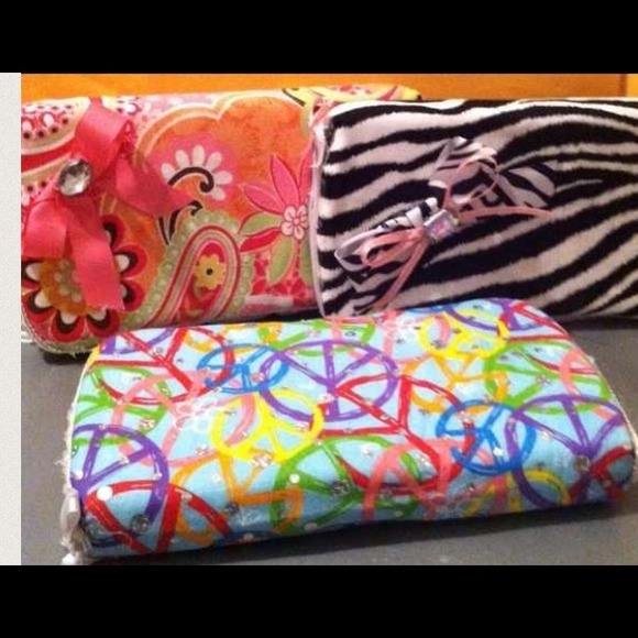 3 wipe cases traded with uniqueshoppe