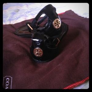 100% authentic black Tory thong sandals👌💕