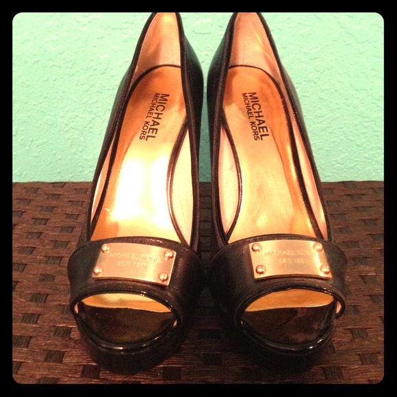 Michael Kors black/gold leather heels