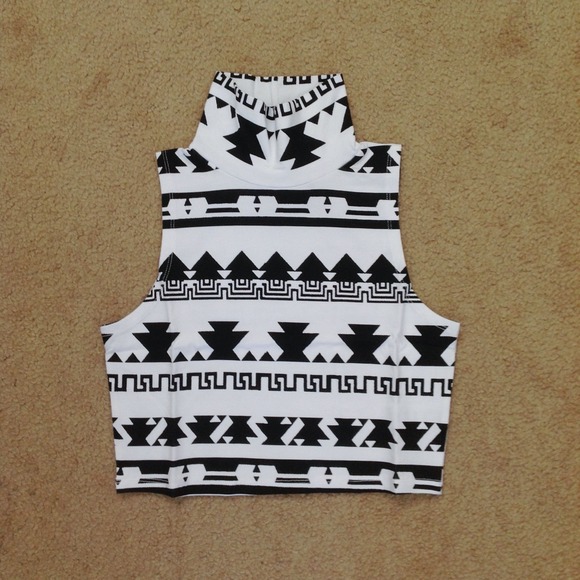 Aztec polo crop top - Picture 2 of 2