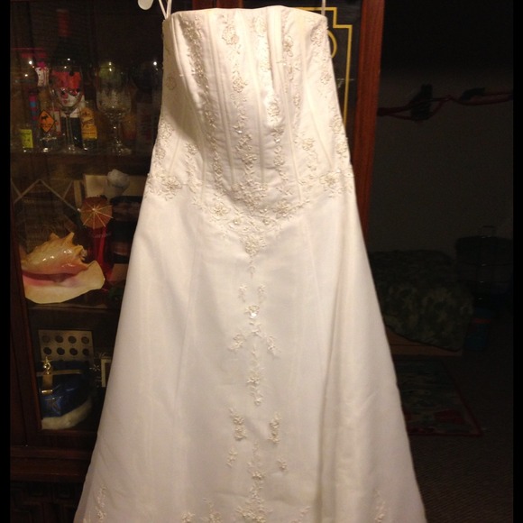 Wedding dress - Picture 1 of 4