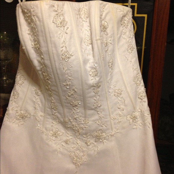 Wedding dress - Picture 2 of 4