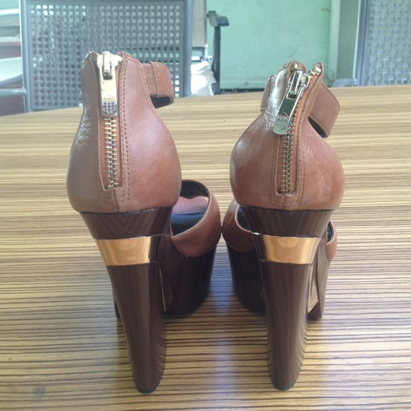 🚫SOLD🚫👑Vince Camuto Tan Wedge - Picture 3 of 4