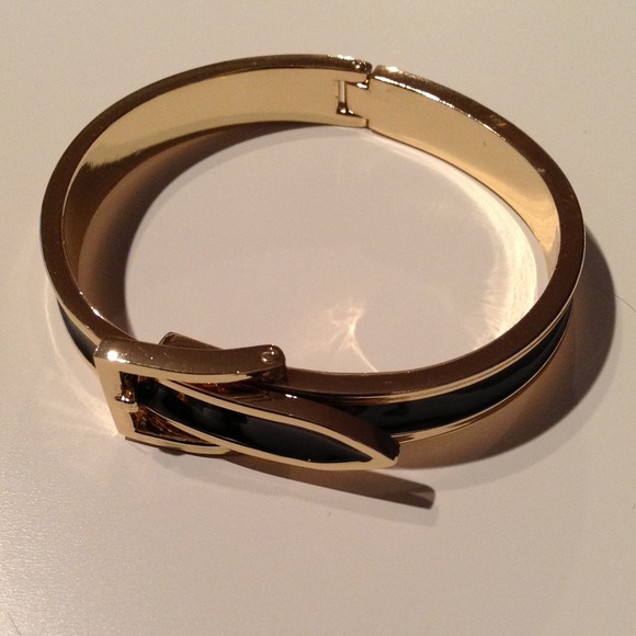 Belt bracelet, adjustable to three different sizes