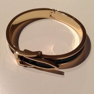 Belt bracelet, adjustable to three different sizes