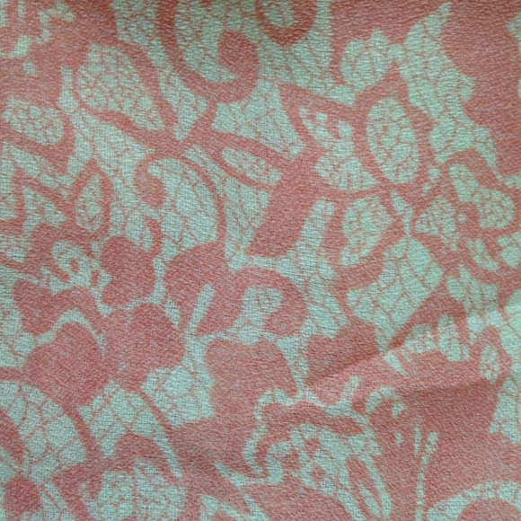 ❌SOLD❌Pink and White Scarf - Picture 2 of 3