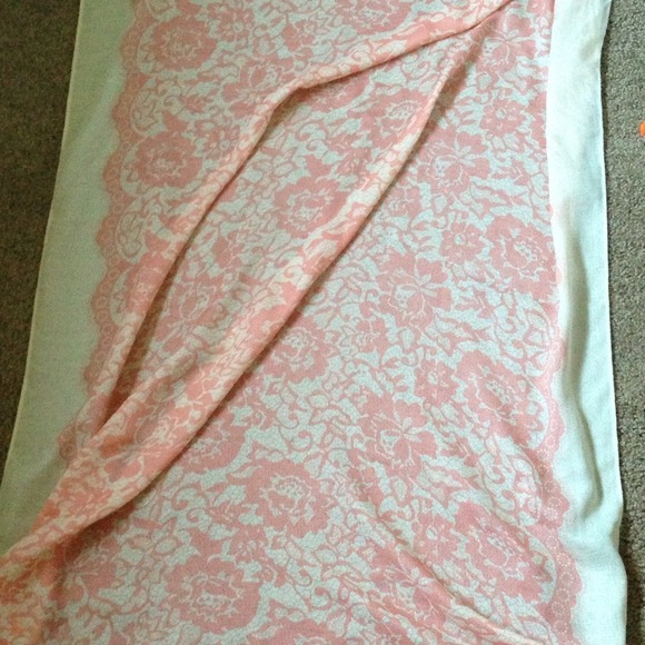 ❌SOLD❌Pink and White Scarf - Picture 3 of 3