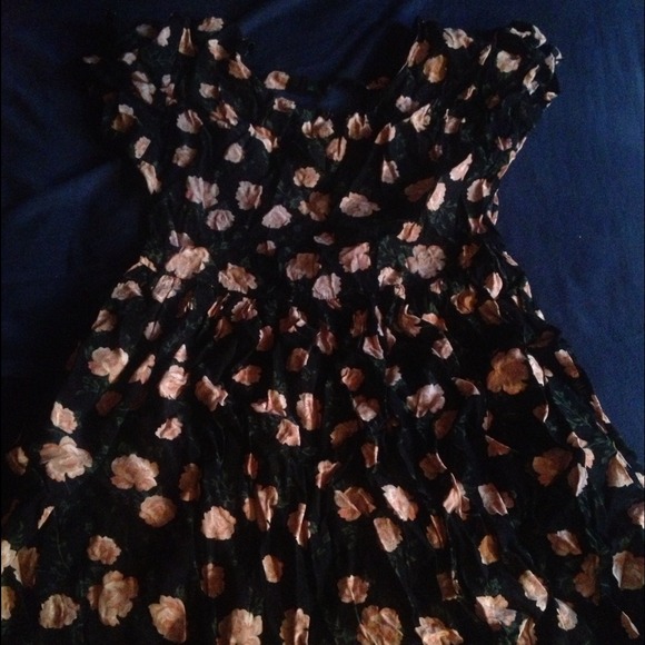 Cute Flowy Floral dress!