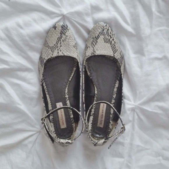 ❌📦 SOLD -- Urban Outfitters Snake Flats Size 8