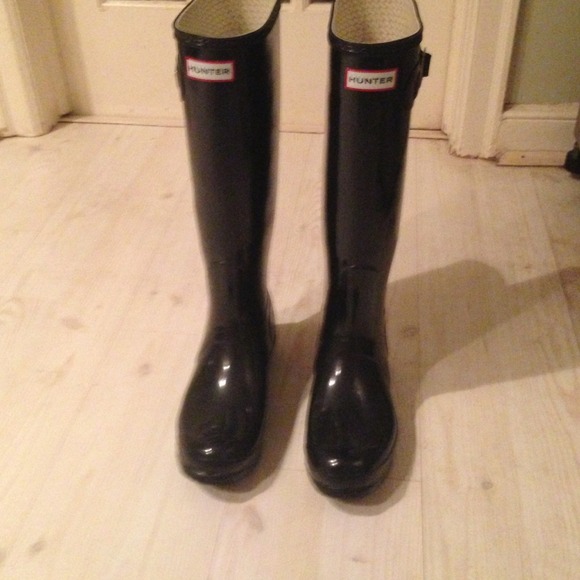 Like new black gloss hunter boots size 9.5