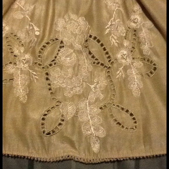 Beautiful blouse. - Picture 2 of 4