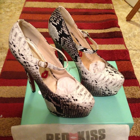 Red Kiss Snake size pumps