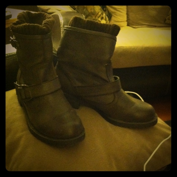 LIKE BRAND NEW!! Guess boots! ⚡⚡