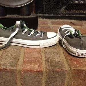 Gray converse tennis shoes