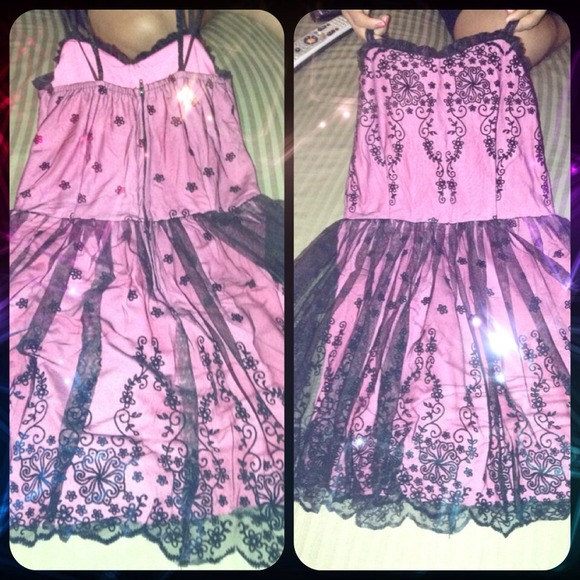 Awsome dress never worn. 🙋