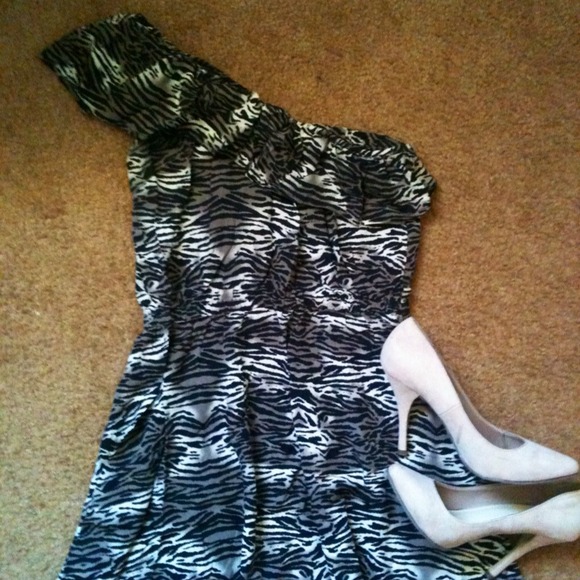 One Shoulder Ruffled Tiger Print Dress - Picture 2 of 3