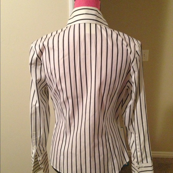 💥SOLD IN BUNDLE💥Gorgeous button-down shirt - Picture 2 of 4