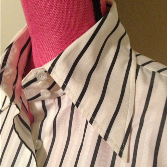 💥SOLD IN BUNDLE💥Gorgeous button-down shirt - Picture 3 of 4