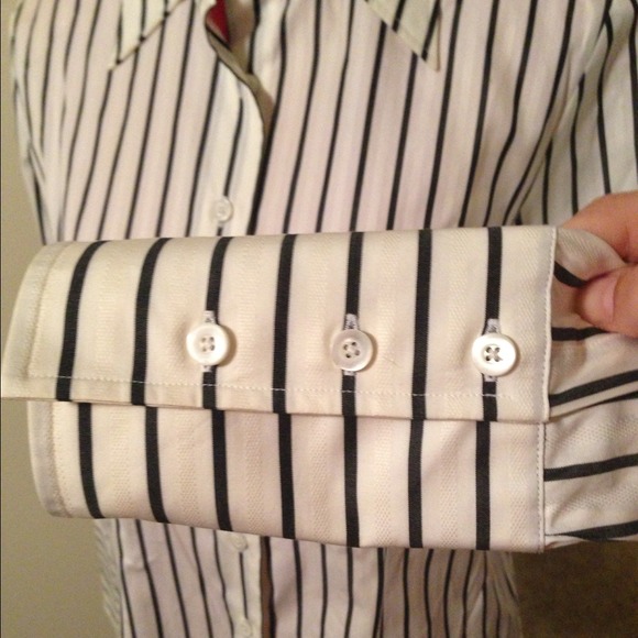 💥SOLD IN BUNDLE💥Gorgeous button-down shirt - Picture 4 of 4