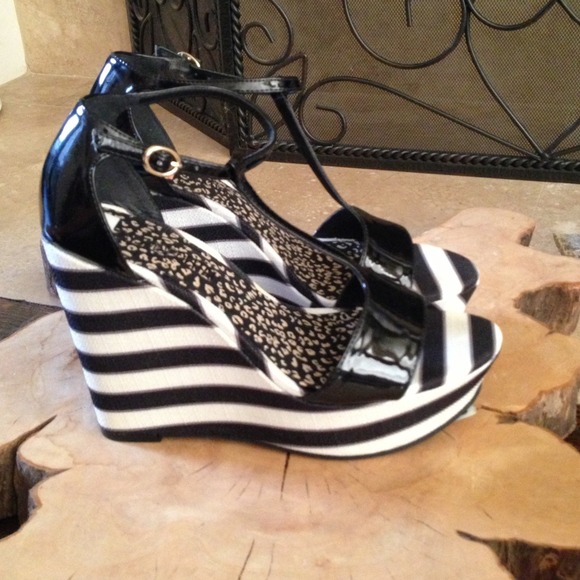 🌟"NWT” Black Wedges w/Cream/Black Stripes