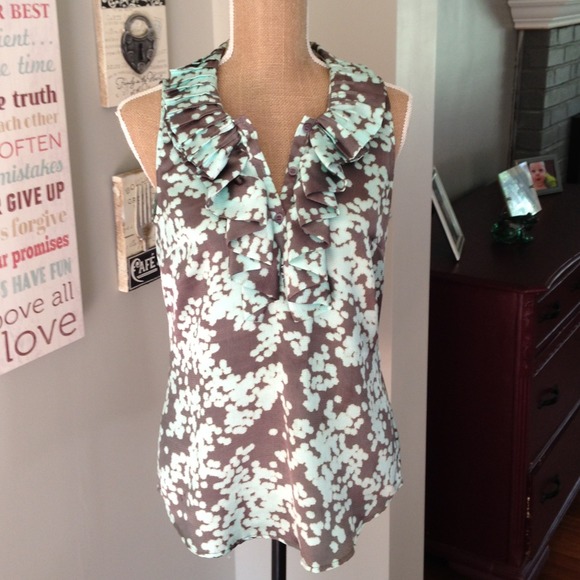 ⭐️ SOLD ⭐️Ruffle Neck Silky Sleeveless Top