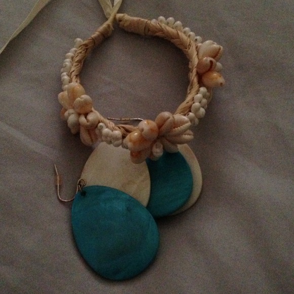 Shell tie bracelet and shell earrings - Picture 2 of 2