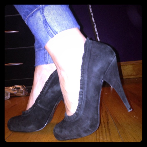Suede ruffled heels
